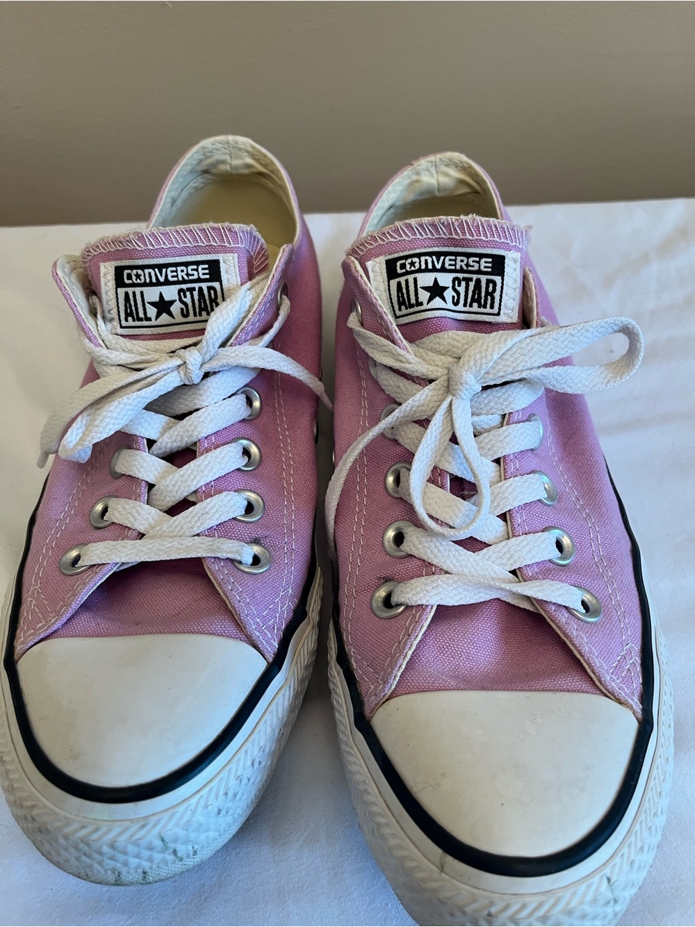 ALL STAR UNISEX Converse Low Top Sneakers in Pink and White